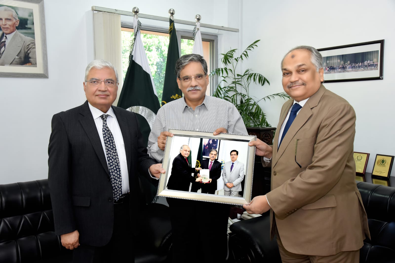 The Federal Ombudsman presenting a souvenir to the Secretary Wafaqi Mohtasib, Mr. Shoaib Ahmad Siddiqui.